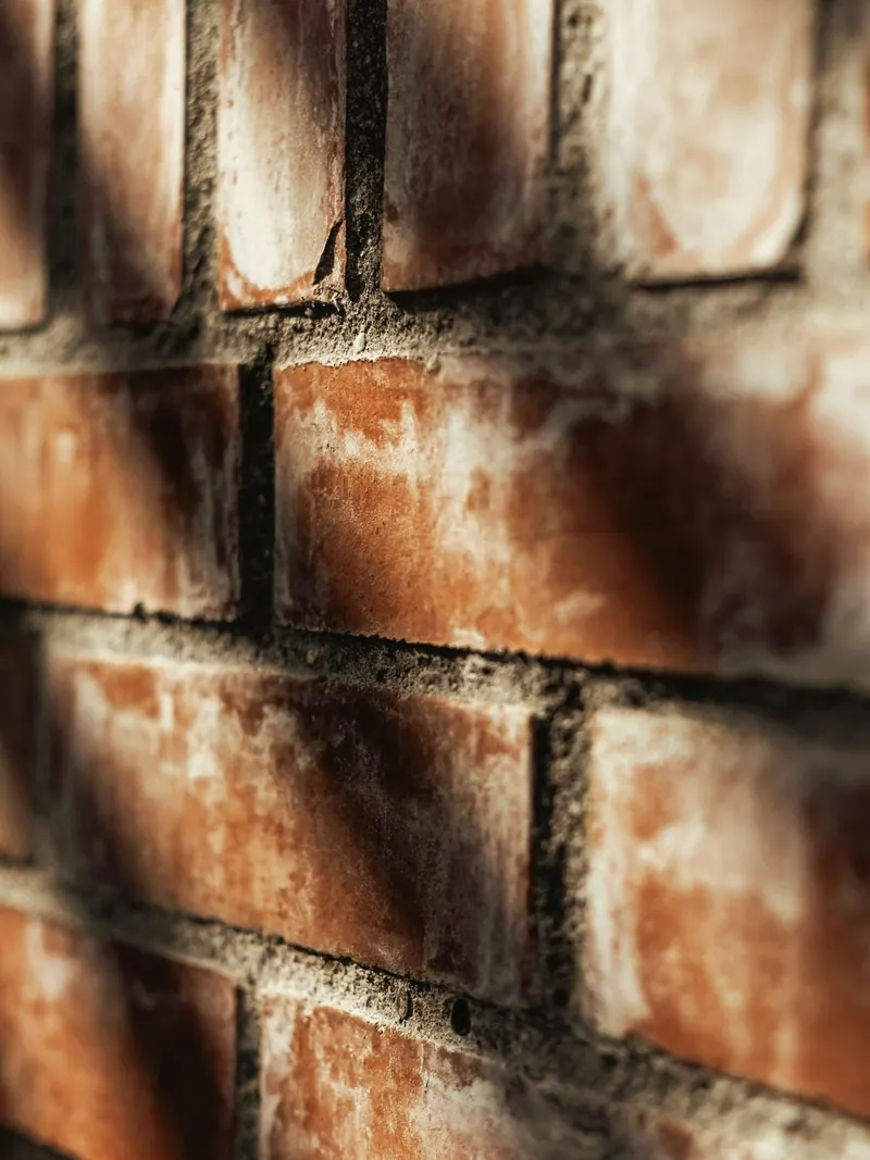 جزئیات بندکشی و بافت آجر نما در نور مایل
